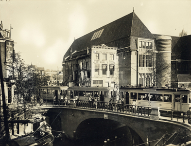 40788 Gezicht op de Viebrug over de Oudegracht te Utrecht met op de achtergrond het hoofdpostkantoor (Neude).